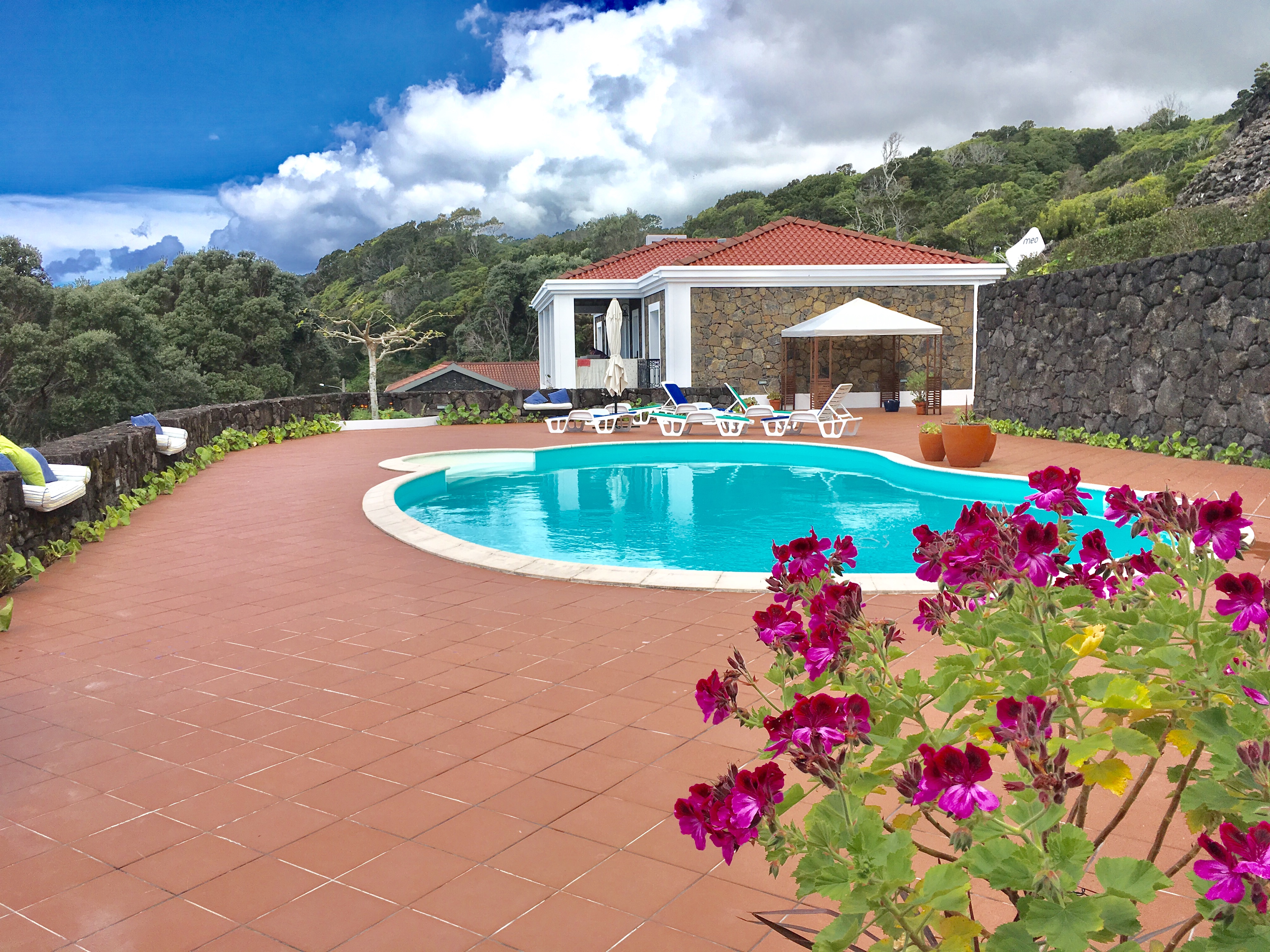 Casa do Ananás — vista da piscina sobre o Atlântico
